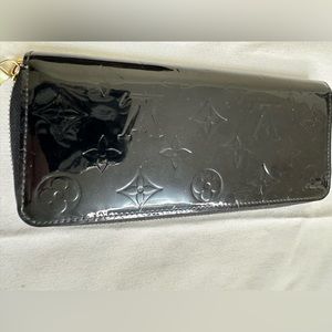 Louis Vuitton Zippy Wallet Black